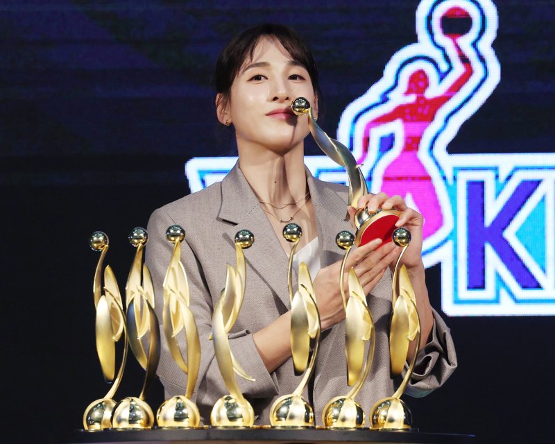 [서울=뉴시스] 김진아 기자 = 24일 서울 용산구 서울드래곤시티에서 열린 하나은행 2024-2025 여자프로농구 정규리그 시상식에서 정규리그 MVP를 수상한 우리은행 김단비가 포즈를 취하고 있다. 2025.02.24. bluesoda@newsis.com