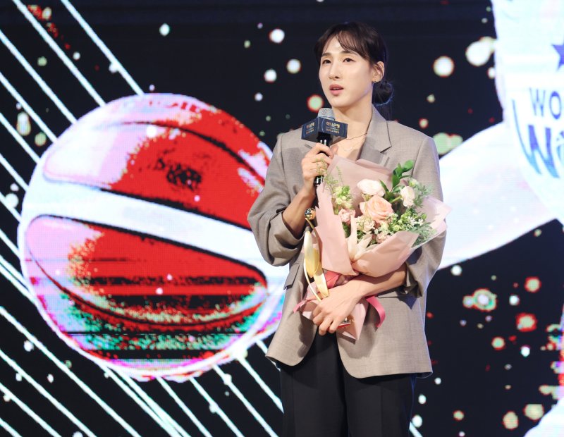 [서울=뉴시스] 김진아 기자 = 24일 서울 용산구 서울드래곤시티에서 열린 하나은행 2024-2025 여자프로농구 정규리그 시상식에서 정규리그 MVP를 수상한 우리은행 김단비가 소감을 밝히고 있다. 2025.02.24. bluesoda@newsis.com