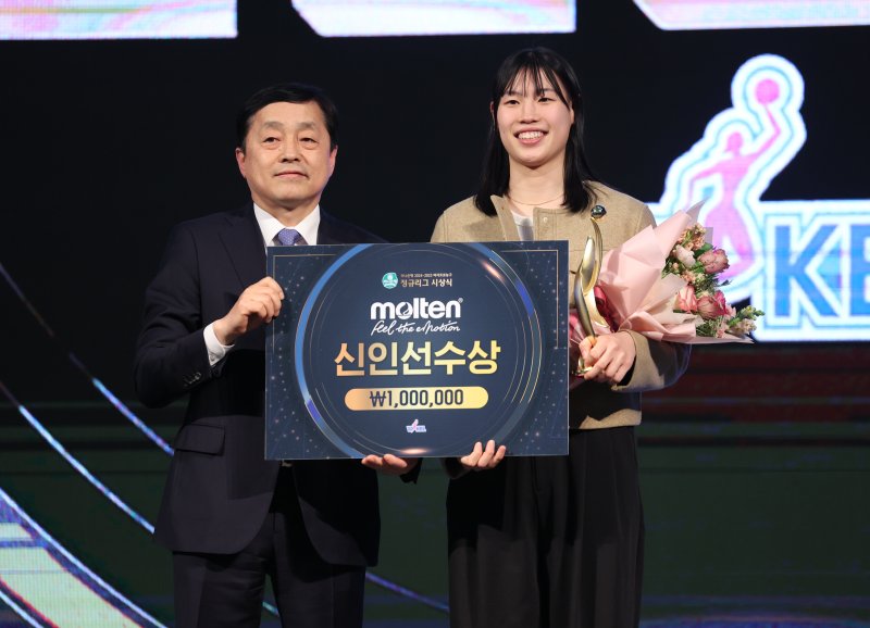 [서울=뉴시스] 김진아 기자 = 24일 서울 용산구 서울드래곤시티에서 열린 하나은행 2024-2025 여자프로농구 정규리그 시상식에서 몰텐 신인선수상을 수상한 신한은행 홍유순이 포즈를 취하고 있다. 2025.02.24. bluesoda@newsis.com