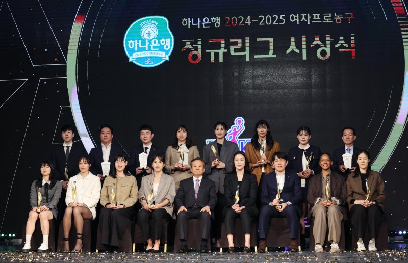[서울=뉴시스] 김진아 기자 = 24일 서울 용산구 서울드래곤시티에서 열린 하나은행 2024-2025 여자프로농구 정규리그 시상식에서 WKBL 신상훈 총재, 정규리그 MVP를 수상한 우리은행 김단비와 몰텐 신인선수상을 수상한 신한은행 홍유순을 비롯한 수상자들이 기념촬영을 하고 있다. 2025.02.24. bluesoda@newsis.com