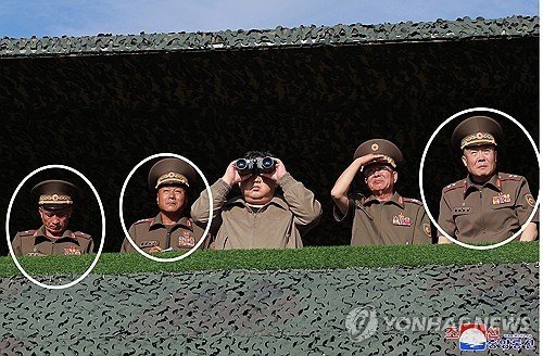 김정은과 나란히 선 '러시아 파견 북한군 장성 3명' (출처=연합뉴스)