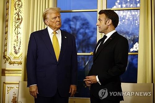 지난해 12월 당선인 신분으로 파리 방문한 트럼프 대통령과 마크롱 대통령 (출처=연합뉴스)