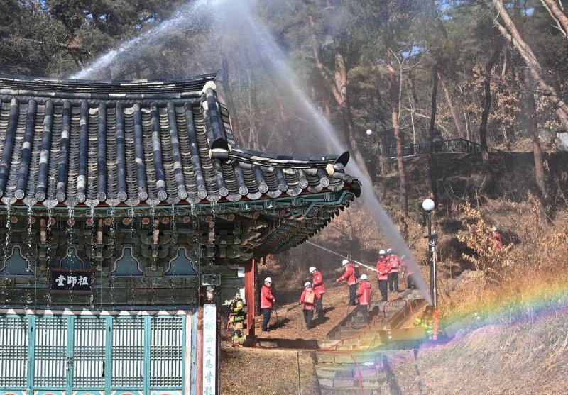 [여주=뉴시스] 김종택 기자 = 20일 경기도 여주시 신륵사에서 산림화재 대응 및 문화유산 보호·반출 훈련이 진행되고 있다. 2025.02.20. jtk@newsis.com