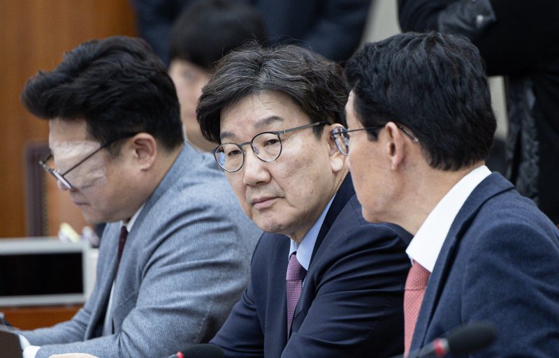 권성동 국민의힘 원내대표와 김상훈 정책위의장이 24일 오후 서울 여의도 국회에서 열린 제422회 국회(임시회) 정무위원회 제3차 회의에서 대화를 하고 있다. 2025.2.24/뉴스1 ⓒ News1 이재명 기자