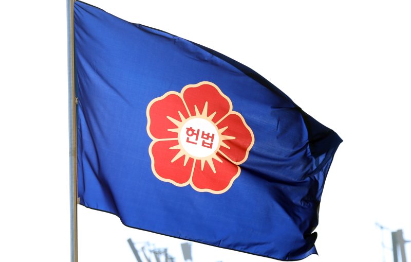 윤석열 대통령의 탄핵심판 변론 종결이 하루 앞으로 다가왔다. 헌법재판소는 오는 25일 오후 2시부터 시작되는 윤 대통령 탄핵심판 11차 변론에서 양측의 종합 변론과 당사자의 최종 의견 진술을 듣는다. 사진은 24일 헌법재판소 모습. 2025.2.24/뉴스1 ⓒ News1 김명섭 기자