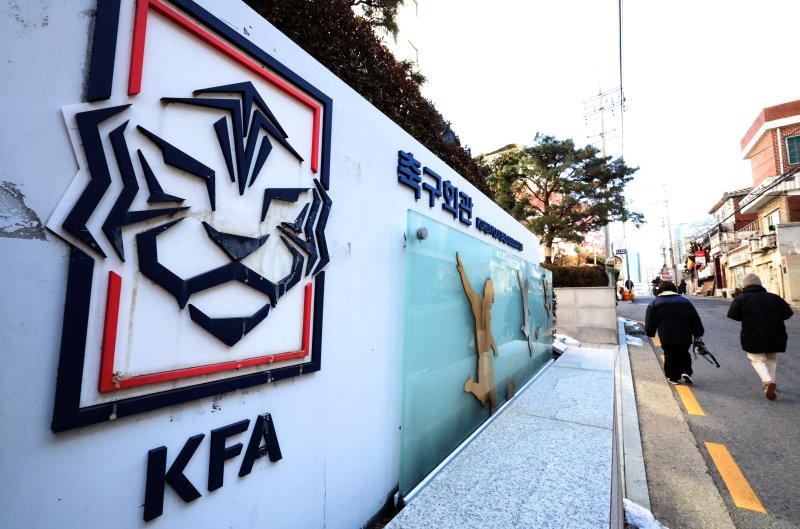 [서울=뉴시스] 김금보 기자 = 제55대 대한축구협회장 선거가 23일로 연기됐지만 허정무, 신문선 두 후보가 새로 잡힌 선거 일정을 인정할 수 없다며 반발하고 나섰다. 사진은 10일 서울 종로구 대한축구협회 축구회관. 2025.01.10. kgb@newsis.com