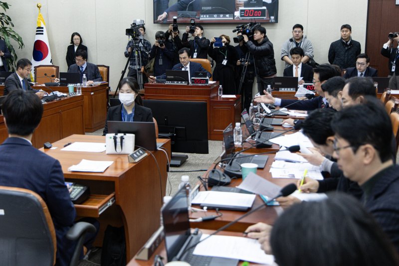 안규백 국회 윤석열 정부의 비상계엄 선포를 통한 내란 혐의 진상규명 국정조사특별위원회 위원장이 21일 오전 서울 여의도 국회에서 열린 제4차 청문회에서 의사봉을 두드리고 있다. 2025.2.13/뉴스1 ⓒ News1 이재명 기자