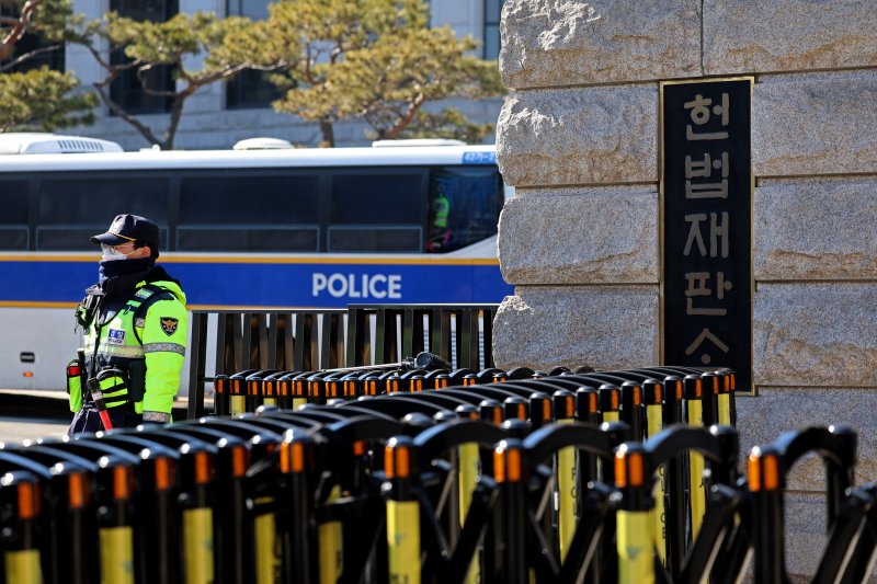 [서울=뉴시스] 김금보 기자 = 윤석열 대통령 탄핵심판 최종 변론을 하루 앞둔 24일 서울 종로구 헌법재판소에 삼엄한 경비가 이뤄지고 있다. 2025.02.24. kgb@newsis.com