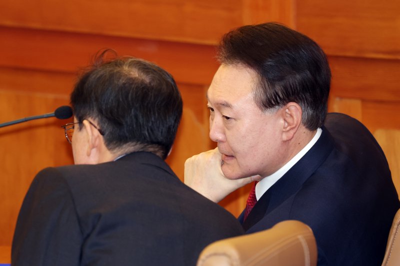 [서울=뉴시스] 사진공동취재단 = 윤석열 대통령이 20일 오후 서울 종로구 헌법재판소 대심판정에서 열린 탄핵심판 10차 변론기일에 출석해 있다. 2025.02.20. photo@newsis.com