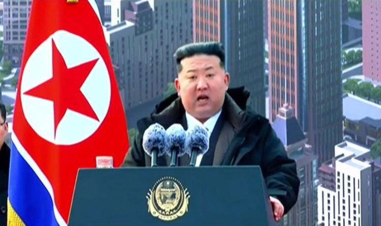 [서울=뉴시스] 김정은 북한 국무위원장이 지난 16일 평양 화성지구 살림집 건설 착공식에 참석해 연설하는 모습을 17일 조선중앙TV가 보도하고 있다. (사진=조선중앙TV 캡처) 2025.02.17. photo@newsis.com *재판매 및 DB 금지