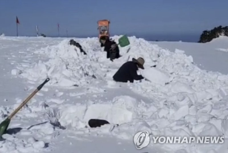 많은 눈이 쌓인 한라산 만세동산 부근 (출처=연합뉴스)