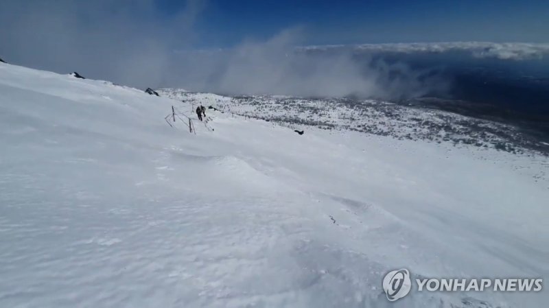 많은 눈이 쌓인 한라산 정상 부근 (출처=연합뉴스)