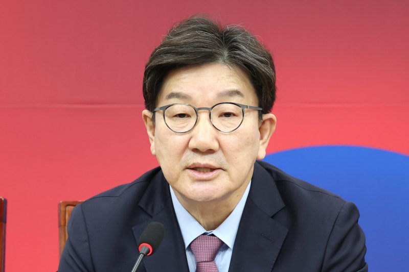 권성동 국민의힘 원내대표가 24일 오전 서울 여의도 국회에서 열린 비상대책위원회의에서 발언하고 있다. 2025.2.24/뉴스1 ⓒ News1 이광호 기자