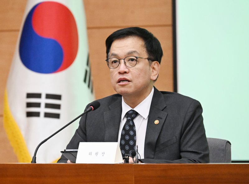 최상목 대통령 권한대행 부총리 겸 기획재정부 장관이 24일 오후 서울 종로구 정부서울청사에서 열린 2050 탄소중립녹색성장위원회 전체회의에서 모두발언을 하고 있다. (기획재정부 제공, 재판매 및 DB금지) 2025.2.24/뉴스1
