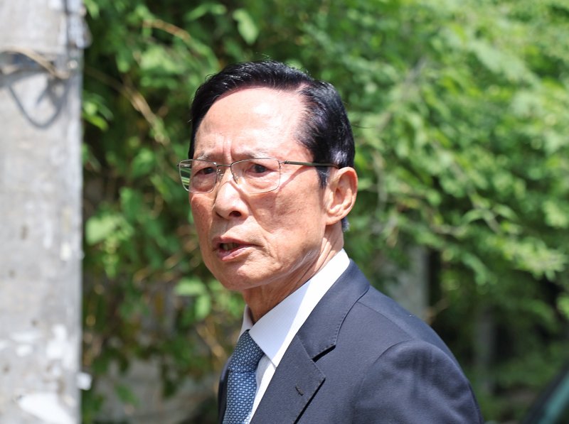 [서울=뉴시스] 김금보 기자 = '기무사 계엄 문건' 사건 당시 자신이 주재했던 회의 참석자들에게 허위 서명을 강요한 혐의를 받는 송영무 전 국방부 장관이 10일 서울 마포구 서울서부지방법원에서 열린 공판을 마치고 법원을 나서고 있다. 2024.05.10. kgb@newsis.com