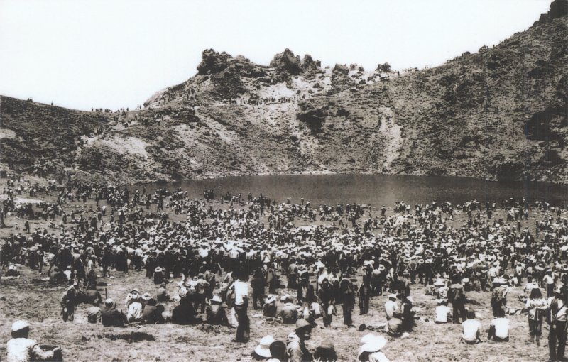 [제주=뉴시스] 한라산 백록담 분화구에서 1960년대 열린 철쭉제 모습. (사진=제주도 제공) photo@newsis.com