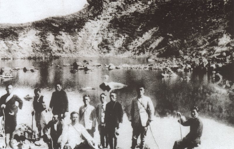 [제주=뉴시스] 일제강점기에 한라산을 올라서 백록담 분화구에 들어간 등산객. (사진=제주도 제공) photo@newsis.com *재판매 및 DB 금지