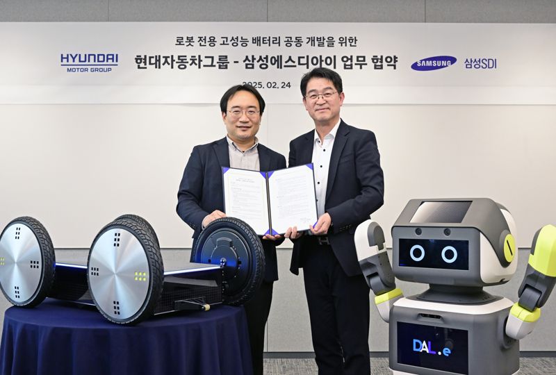 지난 24일 현대자동차·기아 의왕연구소에서 열린 업무 협약식에서 현대차∙기아 로보틱스랩장 현동진 상무(왼쪽), 삼성SDI 소형사업부 전략마케팅팀장 조한제 부사장이 기념 촬영하고 있다. 현대차 제공