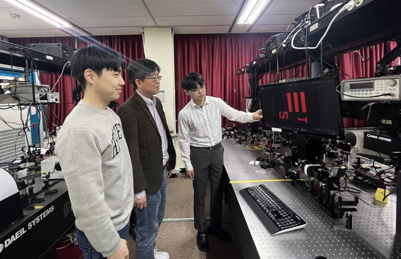 포스텍(POSTECH)에서 연구원들이 무색수차 메타렌즈를 개발하고 있다(삼성전자 제공). ⓒ 뉴스1