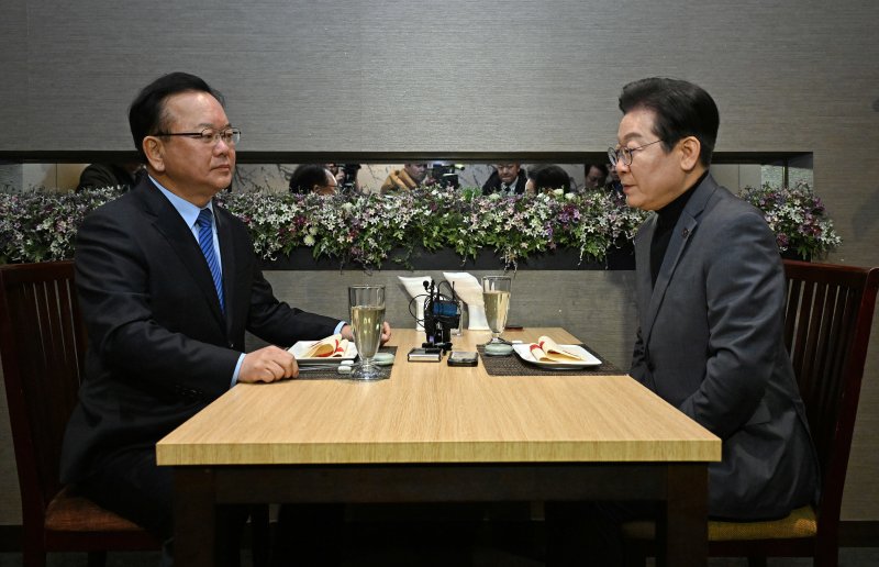 이재명 더불어민주당 대표가 24일 서울 여의도의 한 식당에서 김부겸 전 국무총리와 만나 대화하고 있다. 2025.2.24/뉴스1 ⓒ News1 국회사진취재단