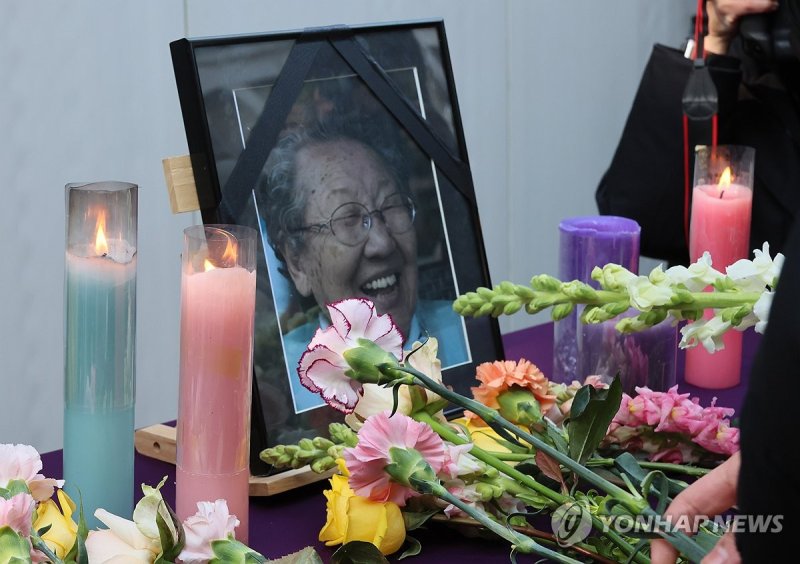 길원옥 할머니 영정에 헌화하는 시민들 (출처=연합뉴스)