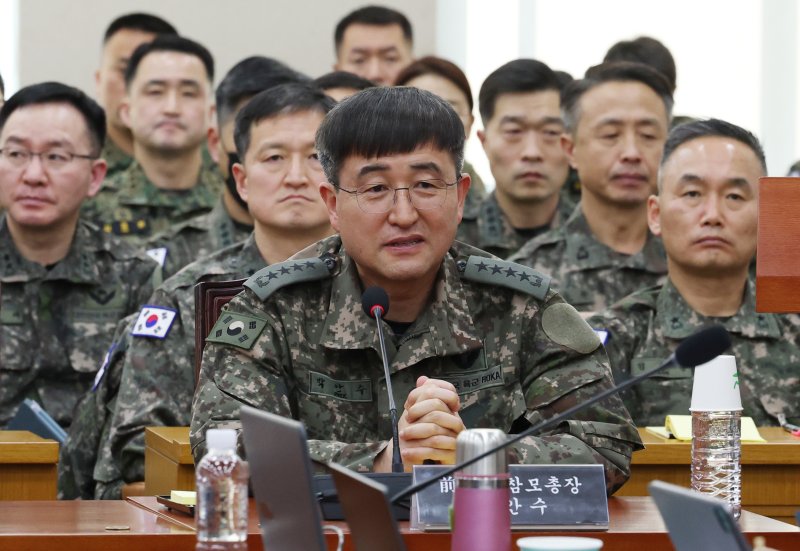 국방부 '전 계엄사령관' 박안수 육군참모총장 "기소휴직 명령, 보직은 유지"