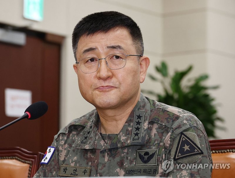 어두운 표정의 박안수 참모총장 (출처=연합뉴스)