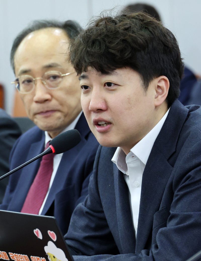 [서울=뉴시스] 조성우 기자 = 이준석(오른쪽) 개혁신당 의원이 25일 오전 서울 여의도 국회 의원회관에서 열린 대한민국 미래혁신포럼 '한일수교 60주년의 과제와 비전' 제4차 세미나에서 발언하고 있다. 왼쪽은 추경호 국민의힘 의원. 2025.02.25. xconfind@newsis.com