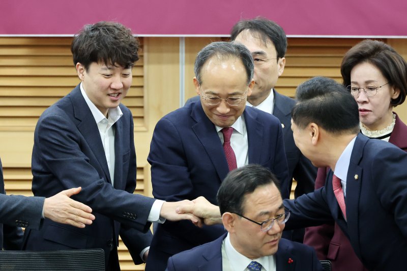 [서울=뉴시스] 조성우 기자 = 이준석(왼쪽) 개혁신당 의원이 25일 오전 서울 여의도 국회 의원회관에서 열린 대한민국 미래혁신포럼 '한일수교 60주년의 과제와 비전' 제4차 세미나에 참석해 기념촬영에 나서며 김기현 국민의힘 의원과 악수하고 있다. 2025.02.25. xconfind@newsis.com