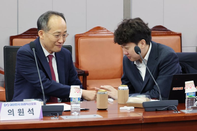 [서울=뉴시스] 조성우 기자 = 이준석(오른쪽) 개혁신당 의원이 25일 오전 서울 여의도 국회 의원회관에서 열린 대한민국 미래혁신포럼 '한일수교 60주년의 과제와 비전' 제4차 세미나에 참석해 추경호 국민의힘 의원과 인사하고 있다. 2025.02.25. xconfind@newsis.com