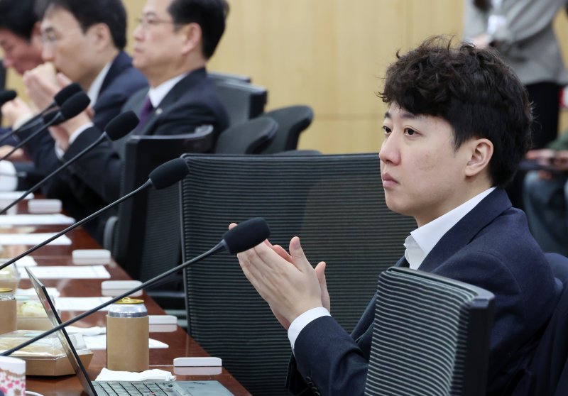 [서울=뉴시스] 조성우 기자 = 이준석(오른쪽) 개혁신당 의원이 25일 오전 서울 여의도 국회 의원회관에서 열린 대한민국 미래혁신포럼 '한일수교 60주년의 과제와 비전' 제4차 세미나에 참석해 박수치고 있다. 2025.02.25. xconfind@newsis.com