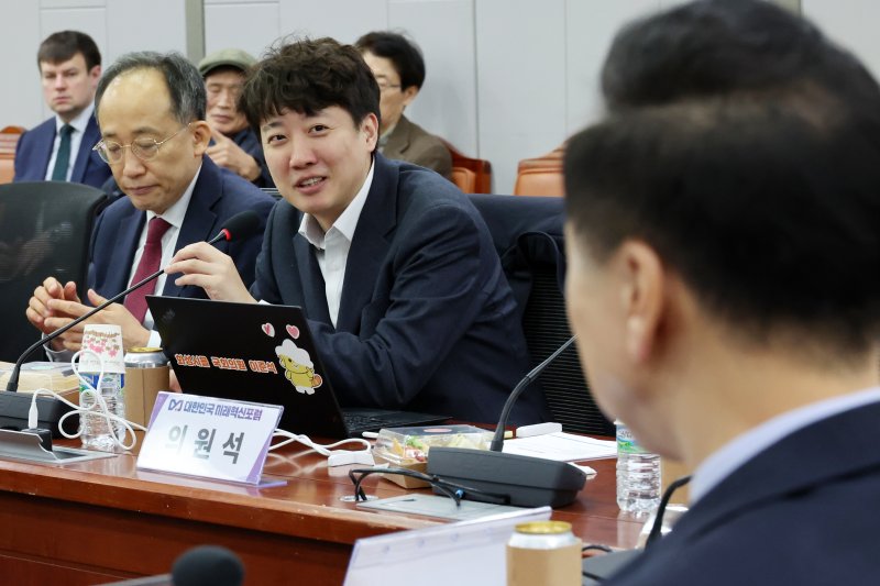 [서울=뉴시스] 조성우 기자 = 이준석(왼쪽 두 번째) 개혁신당 의원이 25일 오전 서울 여의도 국회 의원회관에서 열린 대한민국 미래혁신포럼 '한일수교 60주년의 과제와 비전' 제4차 세미나에서 발언하고 있다. 2025.02.25. xconfind@newsis.com