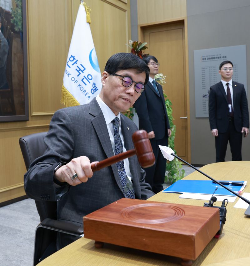 이창용 한국은행 총재가 25일 서울 중구 한국은행 본관에서 열린 금융통화위원회 본회의에서 의사봉을 두드리고 있다. 한국은행 제공.