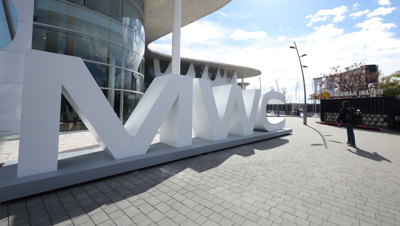 세계 3대 전자·IT 전시 중 하나인 '모바일 월드 콩그레스(MWC) 2024’ 개막을 이틀 앞둔 24일 오후(현지시간) 스페인 바르셀로나 피라 그란 비아 전시장에서 관계자들이 막바지 준비를 하고 있다. 2024.2.25/뉴스1 ⓒ News1 김민지 기자