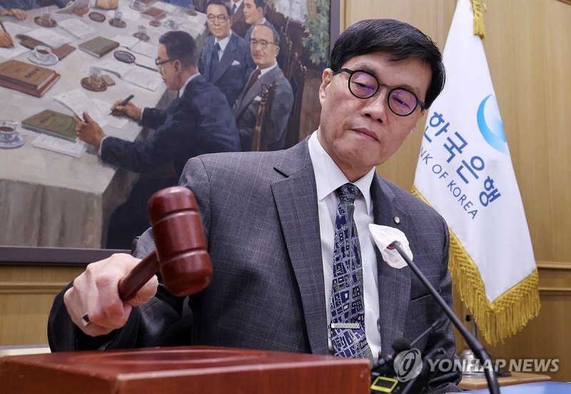금통위 본회의서 의사봉 두드리는 이창용 총재 (출처=연합뉴스)