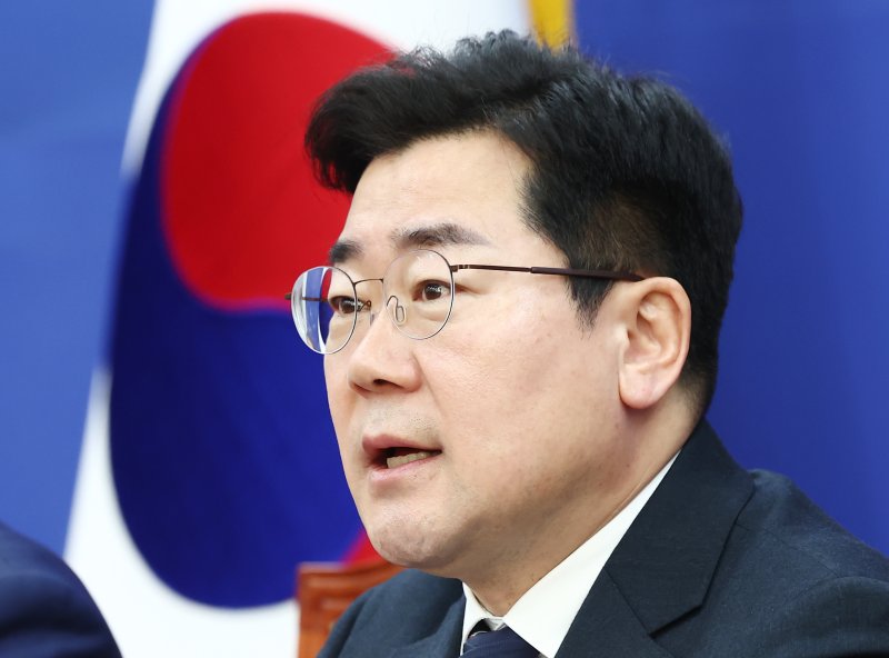 박찬대 더불어민주당 원내대표가 25일 오전 서울 여의도 국회에서 열린 원내대책회의에서 모두 발언을 하고 있다. 뉴스1