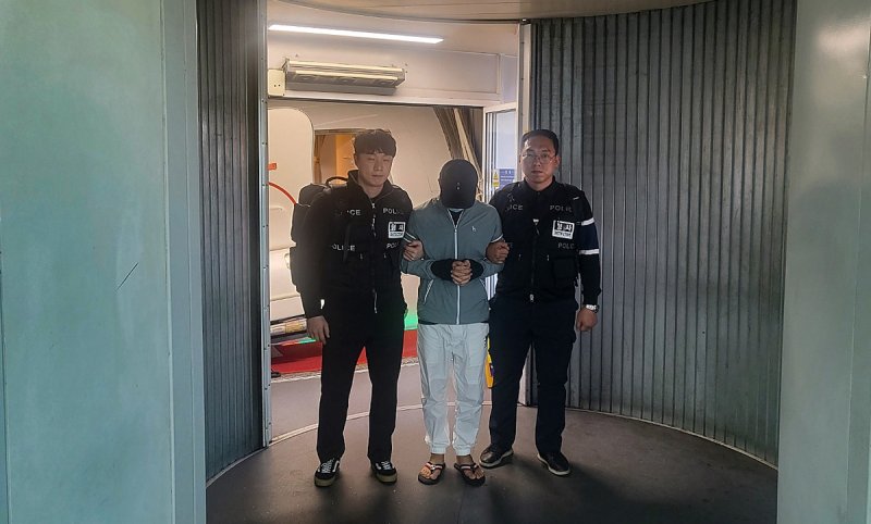 국내 송환되는 해외투자사기 총책 (출처=연합뉴스)