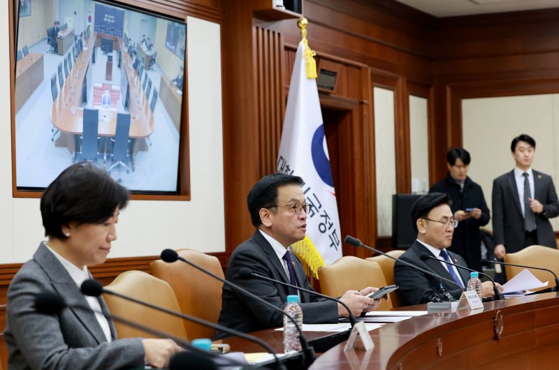 [서울=뉴시스] 최진석 기자 = 최상목 대통령 권한대행 부총리 겸 기획재정부 장관이 25일 정부서울청사에서 열린 '국정현안관계장관회의 겸 경제관계장관회의'를 주재하고 있다. (대통령실통신사진기자단) 2025.02.25. myjs@newsis.com