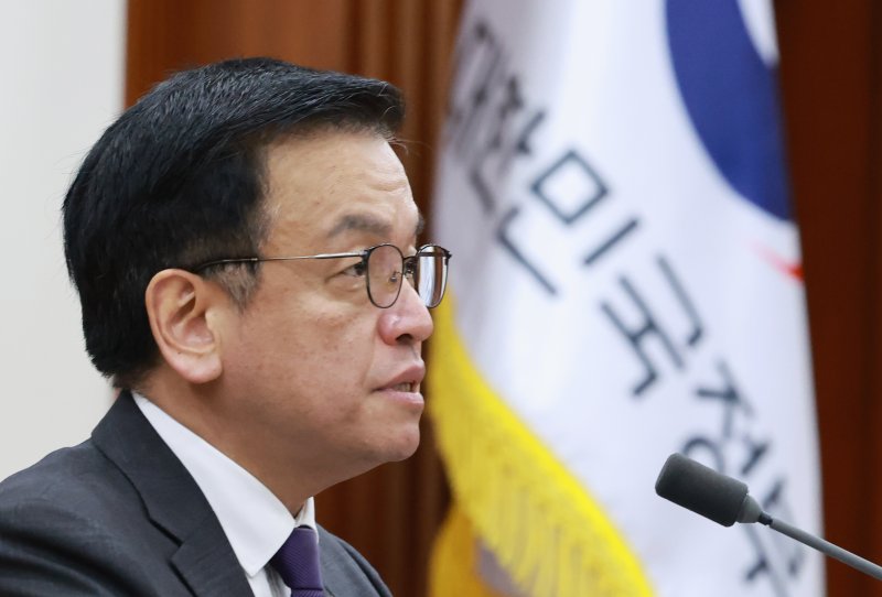 [서울=뉴시스] 최진석 기자 = 최상목 대통령 권한대행 부총리 겸 기획재정부 장관이 25일 정부서울청사에서 열린 '국정현안관계장관회의 겸 경제관계장관회의'에서 발언하고 있다. (대통령실통신사진기자단) 2025.02.25. myjs@newsis.com