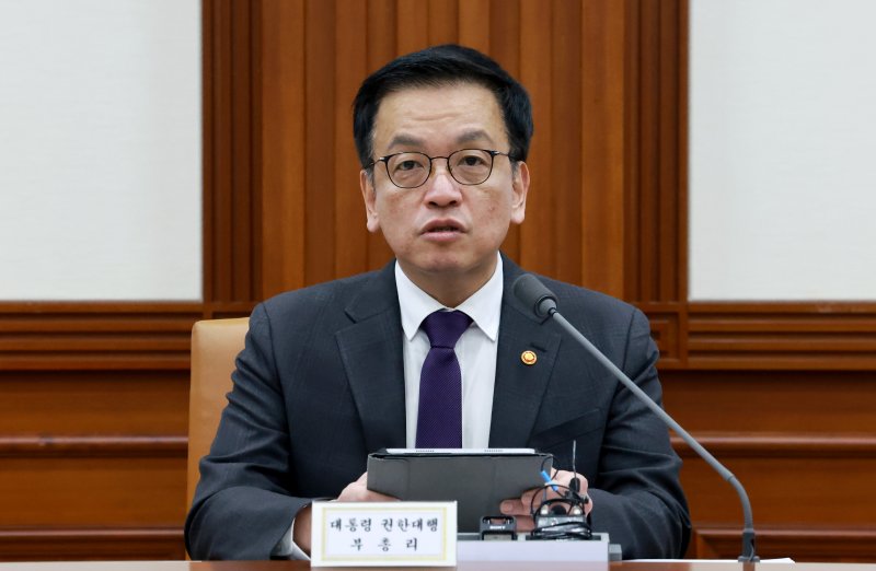 [서울=뉴시스] 최진석 기자 = 최상목 대통령 권한대행 부총리 겸 기획재정부 장관이 25일 정부서울청사에서 열린 '국정현안관계장관회의 겸 경제관계장관회의'에서 발언하고 있다. (대통령실통신사진기자단) 2025.02.25. myjs@newsis.com