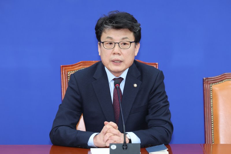 [서울=뉴시스] 권창회 기자 = 진성준 더불어민주당 정책위의장이 24일 오후 서울 여의도 국회에서 열린 연금개혁 관련 기자간담회에서 발언하고 있다. 2025.02.24. kch0523@newsis.com