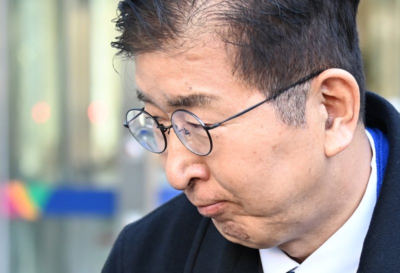 [수원=뉴시스] 김종택 기자 = 이상식 더불어민주당 의원(용인갑)이 19일 경기도 수원시 영통구 수원지방법원에서 열린 '공직선거법위반 혐의' 1심 선고 공판을 마친 뒤 법원을 나서고 있다. 2025.02.19. jtk@newsis.com