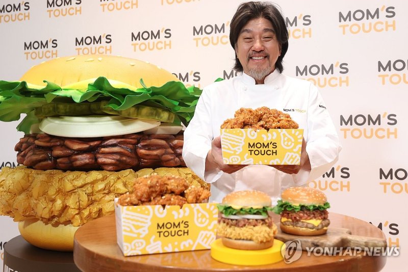 맘스터치 신메뉴 든 에드워드 리 (출처=연합뉴스)