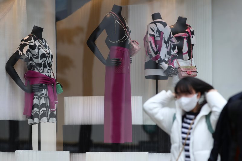 포근한 봄 날씨를 보인 28일 오후 서울 중구 명동의 한 백화점 쇼윈도에 화려한 봄옷이 전시되어 있다. 2021.2.28/뉴스1 ⓒ News1 오대일 기자