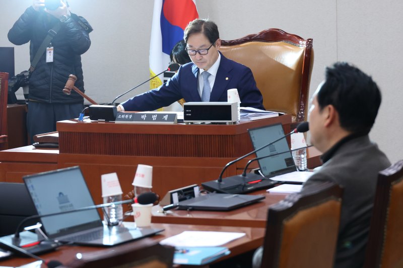 24일 오후 서울 여의도 국회에서 열린 법제사법위원회 법안심사제1소위원회에서 박범계 소위원장이 의사봉을 두드리며 상법 개정안을 상정하고 있다. 2025.2.24/뉴스1 ⓒ News1 이광호 기자