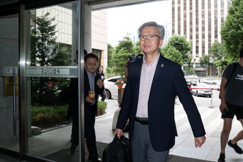 전공의 집단사직 공모 혐의를 받는 김택우 대한의사협회(의협) 전 비대위원장이 20일 오후 소환조사를 위해 서울 마포구 서울경찰청 공공범죄수사대에 출석하고 있다. 2024.7.20/뉴스1 ⓒ News1 이승배 기자