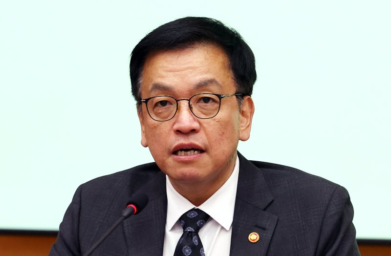 [서울=뉴시스] 최진석 기자 = 최상목 대통령 권한대행 부총리 겸 기획재정부 장관이 24일 서울 종로구 정부서울청사 별관에서 열린 2050 탄소중립녹색성장위원회 전체회의에서 발언하고 있다. 2025.02.24. myjs@newsis.com