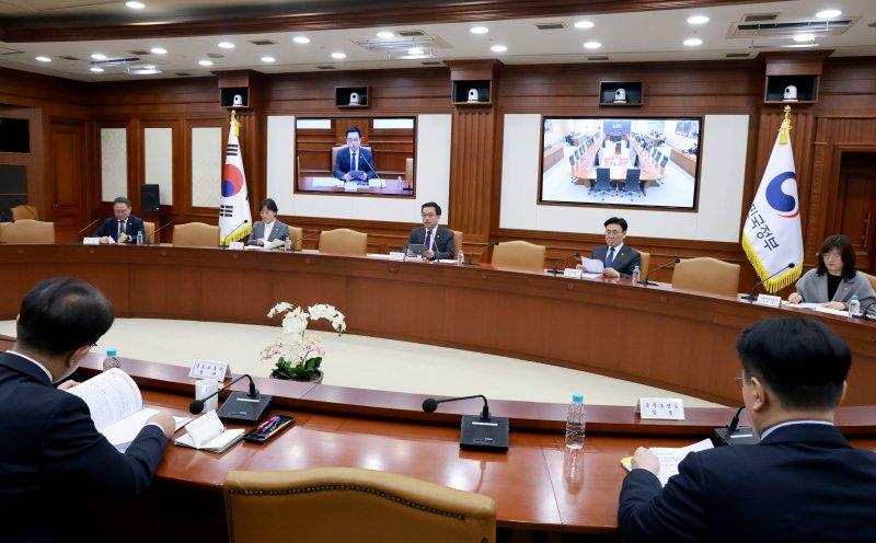 [서울=뉴시스] 최진석 기자 = 최상목 대통령 권한대행 부총리 겸 기획재정부 장관이 25일 정부서울청사에서 열린 '국정현안관계장관회의 겸 경제관계장관회의'를 주재하고 있다. (대통령실통신사진기자단) 2025.02.25. myjs@newsis.com