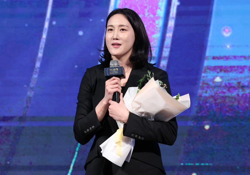 하나은행 김정은이 24일 서울 용산구 드래곤 시티 호텔에서 열린 '하나은행 2024~2025 여자프로농구' 정규리그 시상식에서 특별상을 수상한 후 소감을 전하고 있다. 2025.2.24/뉴스1 ⓒ News1 김성진 기자