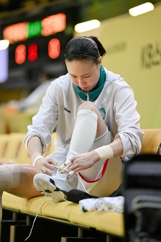 부천 하나은행 김정은이 2025-26시즌을 위해 운동화 끝을 다시 맨다. (WKBL 제공)